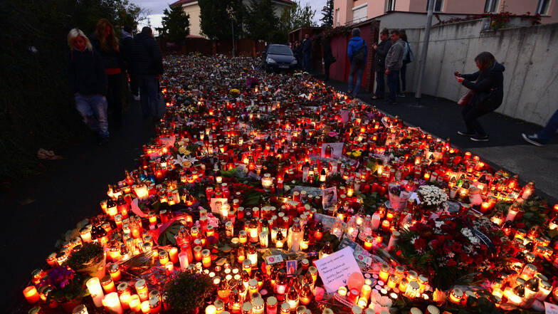 Kerzen, Blumen und handgeschriebene Botschaften stehen vor dem Wohnhaus des Sängers Karel Gott in Prag.
