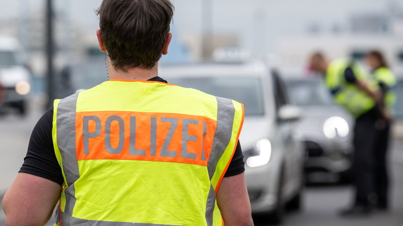 Beamte der Bundespolizei sollen Autos an der deutsch-polnischen Grenze kontrollieren, um illegale Einreisen zu verhindern.