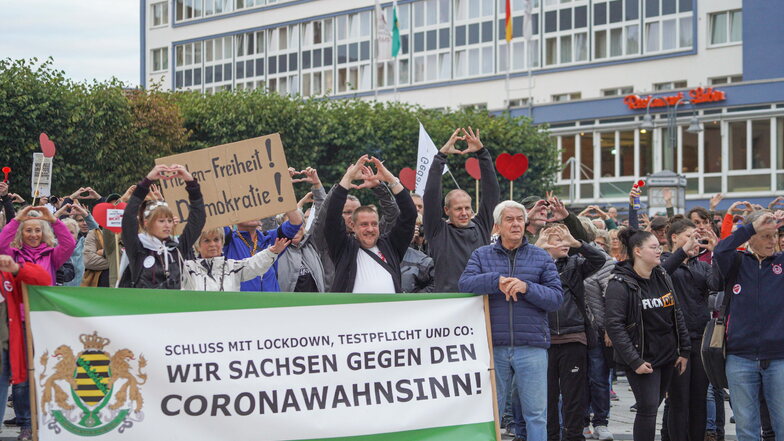 Demonstranten gegen die Corona-Maßnahmen auf dem Bautzener Kornmarkt, hier mit einem Banner der rechtsextremen Gruppierung Freie Sachsen.