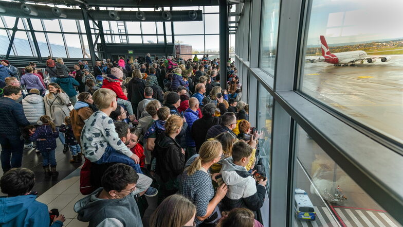 Hunderte Besucher verfolgten die Landung aus den öffentlichen Bereichen im Flughafen Dresden.