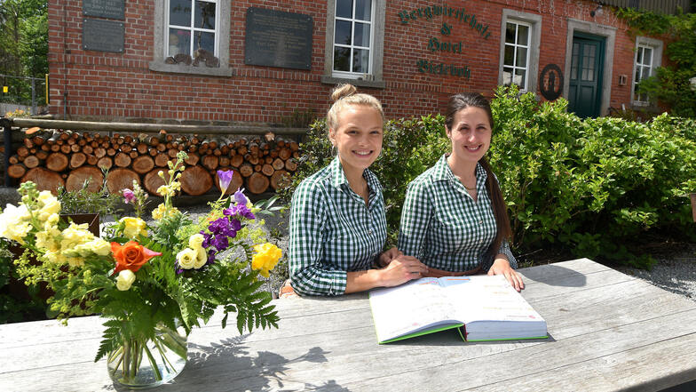 Die Inhaberin der Bergwirtschaft Naturresort Bieleboh, Anna Starke (rechts) und ihre Mitarbeiterin Isabell Wolf freuen sich über ein gut gefülltes Reservierungsbuch.