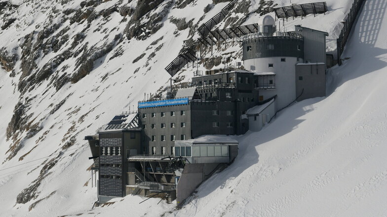 Schnee liegt um Deutschlands höchstgelegenen Umweltforschungsstation Schneefernerhaus (UFS) auf der Zugspitze.
