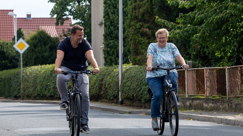 Lustiges Probefahren auf der Dorfstraße: Beate Schober fühlt sich mit dem neuen E-Bike gleich sicher.