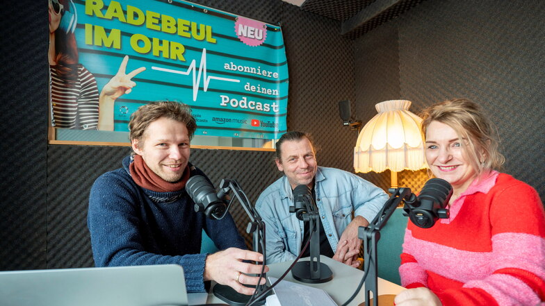 Die Macher des Podcast "Radebeul im Ohr", Robert Kaiser und Peter Heilsberg, (v. l.) haben mit der Radebeuler Schlagersängerin Corinna Anders schon den nächsten Gast für ihren Podcast gefunden.