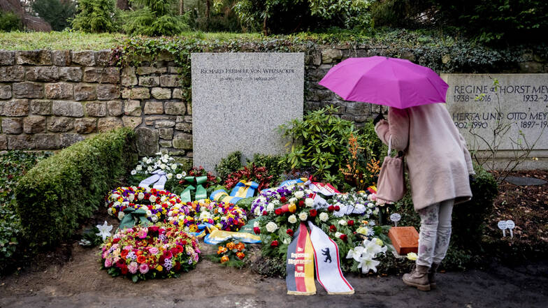Fritz von Weizsäcker liegt mit seinem Vater, dem ehemaligen Bundespräsidenten Richard von Weizsäcker, in einem Familiengrab begraben.