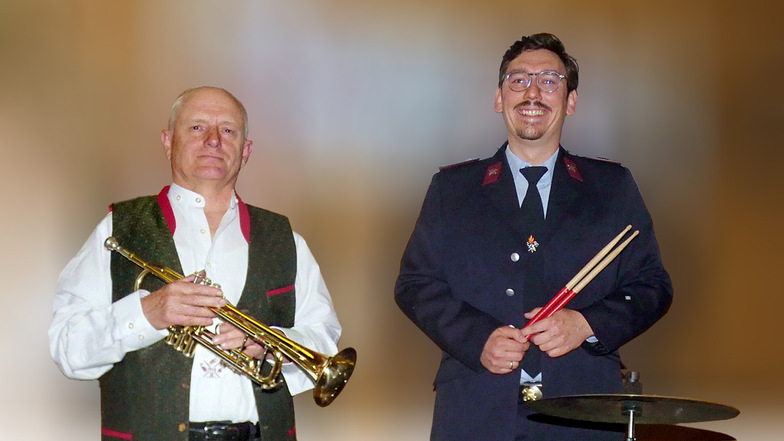 Der Älteste und der Jüngste: Helmut Graf (l.) und Falko Hottas musizieren gemeinsam bei den Baschützer Blasmusikanten.
