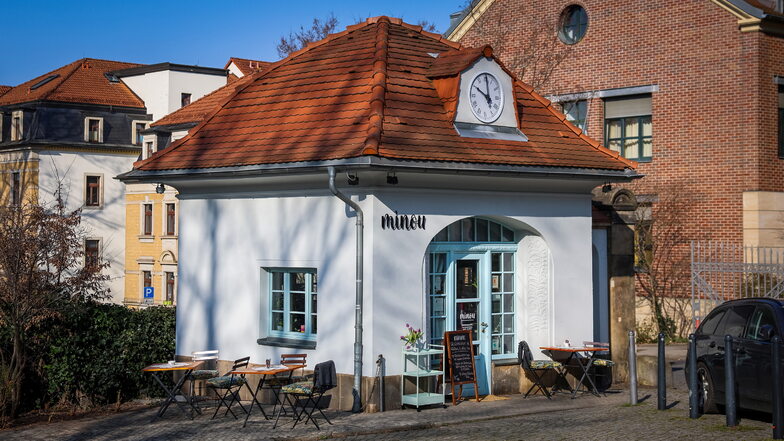 Das frühere Pförtnerhäuschen nahe der Waldschlößchenbrücke beherbergt das "Minou". Hier ist Dresdens kleinstes Kaffeehaus untergebracht.