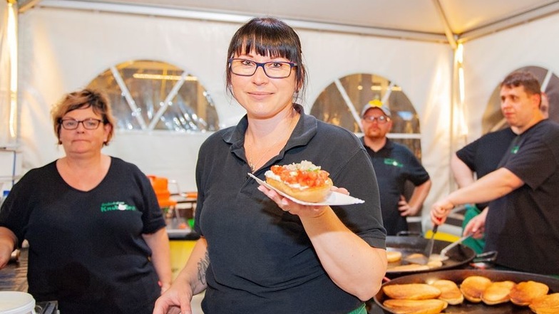 Heimspiel: Madleen Wagner präsentiert in der Heimat das beliebte Großenhainer Knobibrot. Ein Sechs-Mann-Team sorgte auf dem Frauenmarkt für eins von vielen kulinarischen Köstlichkeiten.