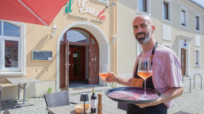 Im Schwarzen Ross am Markt in Elstra gibt es jetzt wieder eine italienische Gaststätte. Zenun Arifi ist der Vater von Mitbetreiber Davud Arifi. Er hilft im Restaurant mit.