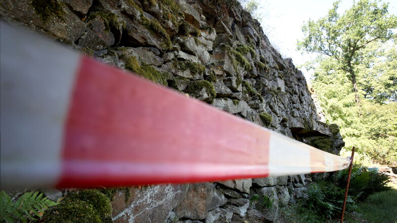 Derzeit ist die Trockenmauer auf dem Gipfel des Keulenberges in Oberlichtenau noch abgesperrt. Demnächst soll sie neu gebaut werden.