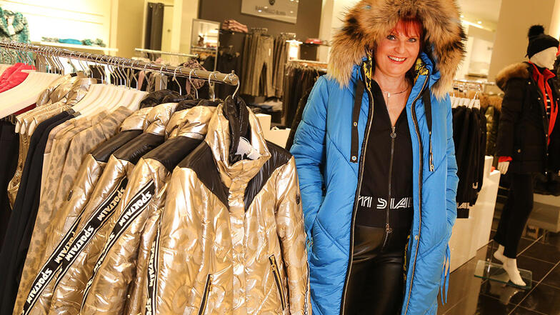 Diana Reichert mit Mantel und Jacken im Glitzerlook in der Labellounge Xquisit.
