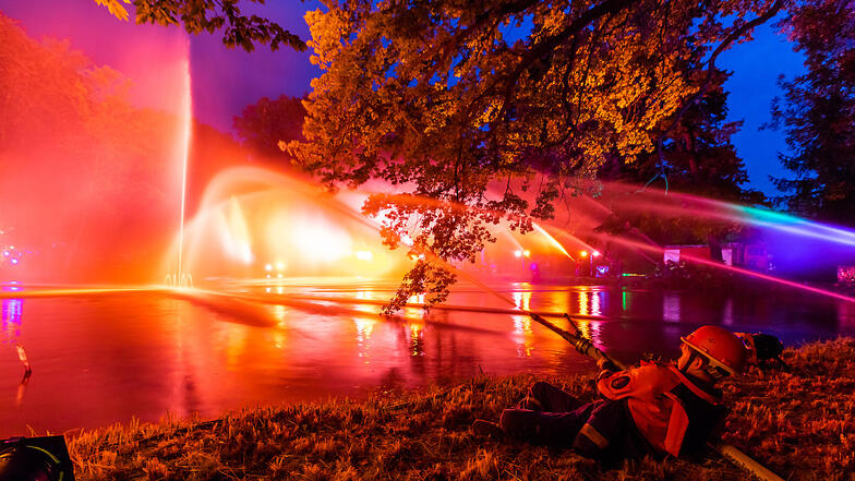 Dieses Spektakel aus Licht und Wasser begeisterte vor fünf Jahren beim  Feuerwehr-Jubiläum in Weißkollm.