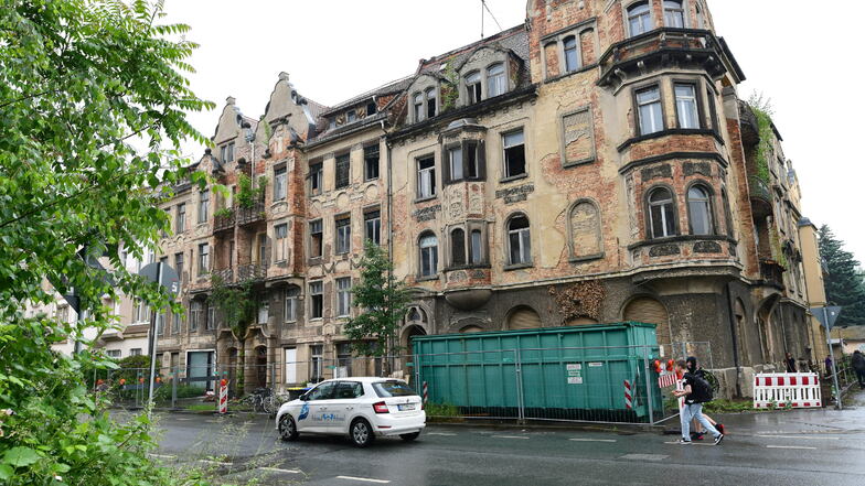 Benjamin Pfefferkorn hat die Häuser an der Hochwaldstraße 19 und 21 erworben. Die sollen bis Jahresende beräumt und das Dach dicht sein.
