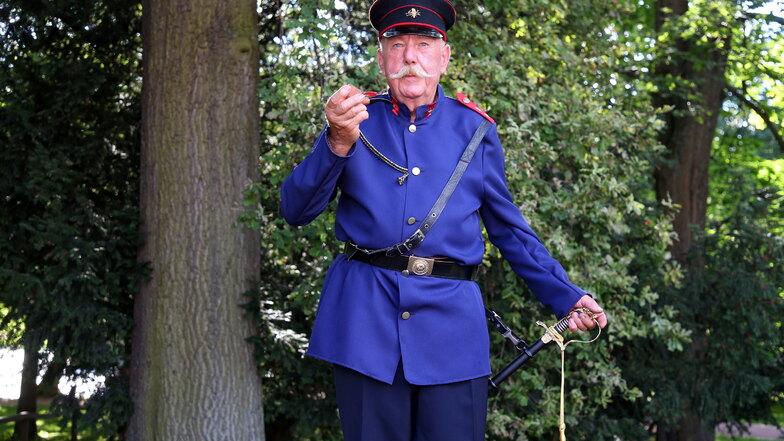 Hauptmann der Rettungskompanie: Bernd Kujau (71) ist der älteste aktive Feuerwehrmann in Neustadt. Er war vor und nach der Wende Wehrleiter.