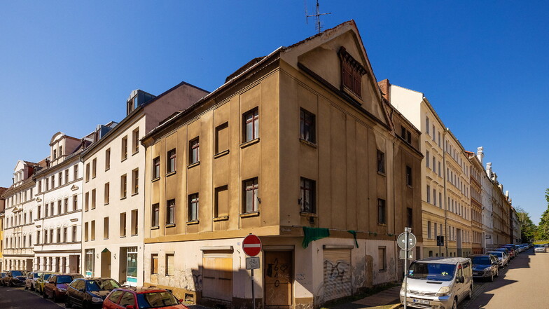 Das marode Eckhaus Hohe Straße 11/Jahnstraße brachte bei der Auktion 10.500 Euro ein. Bisher gehört es dem Immobilienspekulanten Karl-Leo Spettmann beziehungsweise seinem Umfeld.