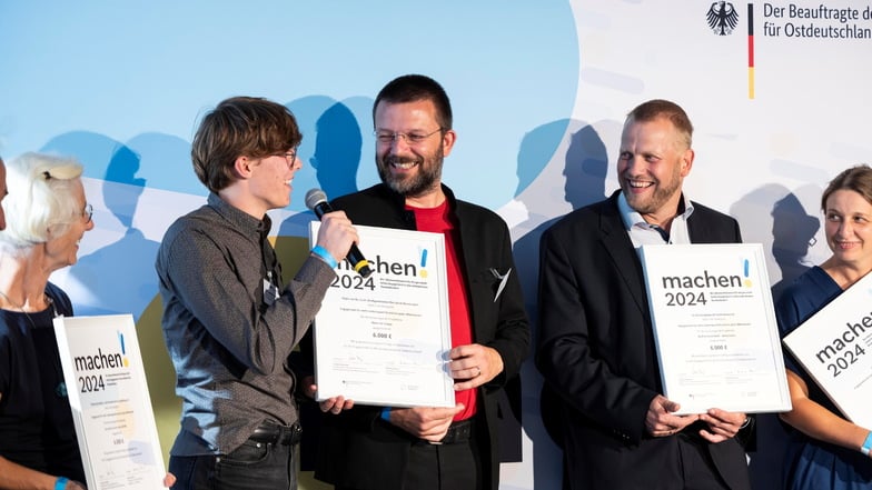 Projektleiter Stefan Jänke (M.) und Jonathan Döcke (2.v.l.) bei der Preisverleihung für den Jugendchor in Berlin.