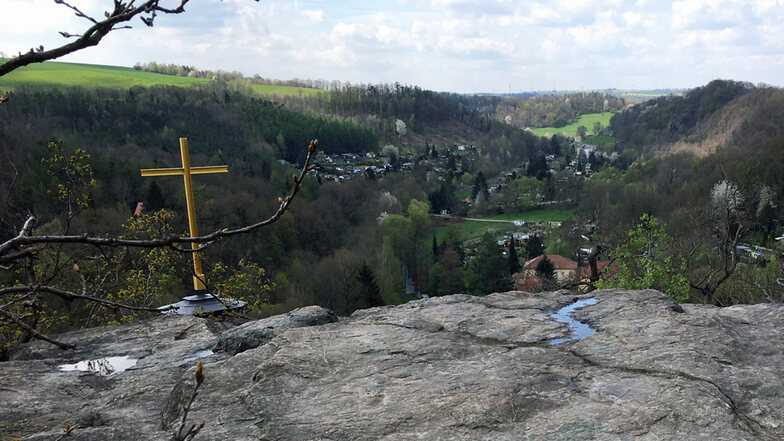 Beliebtes Fotomotiv: das Gipfelkreuz auf dem Götterfelsen. Es wurde 1843 von ehemaligen Schülern der St.-Afra-Schule Meißen gestiftet.