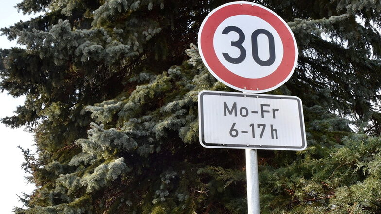 Im Zufahrts-Bereich zur Großpostwitzer Lessinggrundschule gilt neuerdings an Wochentagen eine Geschwindigkeitsbegrenzung auf 30 Kilometer je Stunde.