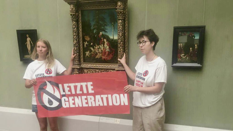 Zwei Aktivistinnen von "Letzte Generation" haben sich in Berlin am Gemälde "Ruhe auf der Flucht nach Ägypten" festgeklebt.