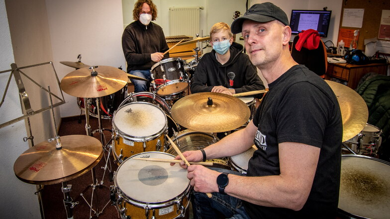 Der Fotograf des Döbelner Anzeigers und Hobbymusiker Dietmar Thomas an seinem alten Schlagzeug. Im Hintergrund Musiklehrer Tim Dierks und sein Schüler Pepe Bickel.