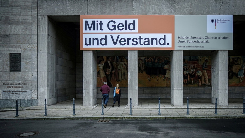 Ein Plakat mit der Aufschrift "Mit Geld und Verstand. Schulden bremsen, Chancen schaffen" hängt über dem Eingang zum Bundesfinanzministerium.