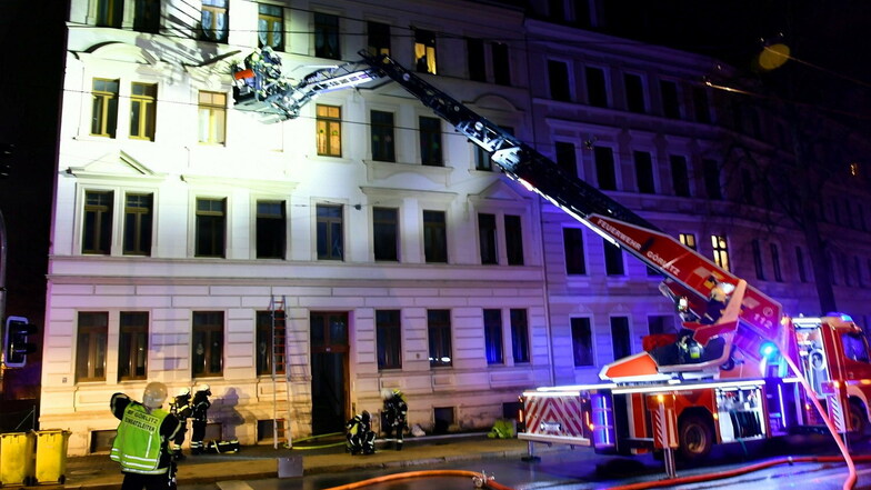 In den Morgenstunden kam es am Donnerstag auf der Zittauer Straße in Görlitz zu einem Wohnungsbrand in einem Mehrfamilienhaus. Eine Frau wurde über die Drehleiter gerettet.