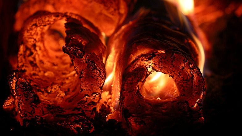 Holzbriketts brennen in einem Ofen: Der Rohstoff ist zuletzt wesentlich teurer geworden.