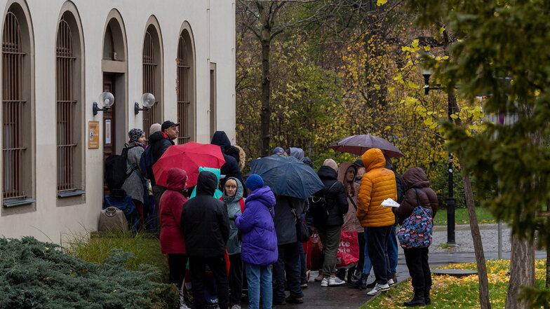 Trotz Regen und Kälte warten schon viele Tafelkunden in Pirna am Freitag auf die Öffnung der Ausgabestelle.