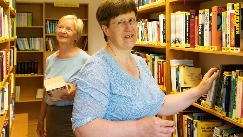 Büchereileiterin Heike Sommer (rechts) betreut ehrenamtlich die Einrichtung, die Ingeburg Schröter als dankbare Leserin gern aufsucht.