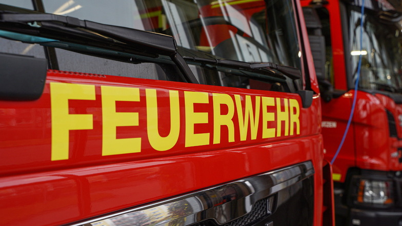 Zwei Einsätze für Dresdner Feuerwehr: Dachstuhl und Keller brennen