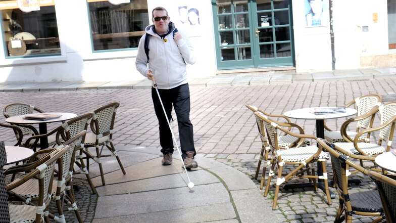 Jürgen Klapschuweit am Heinrichsplatz. Für blinde Menschen haben kleine Maßnahmen große Wirkung. Ein Beispiel dafür sind die sogenannten Auffindestreifen.
