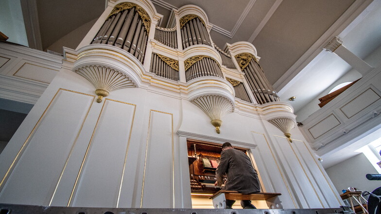 Waldheims Kantor René Michael Röder ließ die noch nicht ganz fertigsanierte Orgel schon mal erklingen. Er wird die Kirchgemeinde zum Ende des Jahres verlassen.