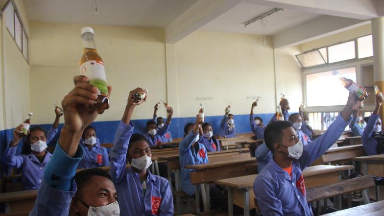 Madagaskar, Antananarivo: Schüler halten je eine Flasche mit "Covid Organics", die in ihrem Gymnasium in der Hauptstadt Madagaskars verteilt worden waren.