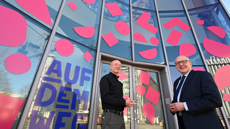 Stefan Schmidtke (links), Geschäftsführer der "Kulturhauptstadt Europas 2025 GmbH" und Sven Schulze (SPD), Oberbürgermeister von Chemnitz, unterhalten sich vor dem Interimssitz der Kulturhauptstadt GmbH in Chemnitz.