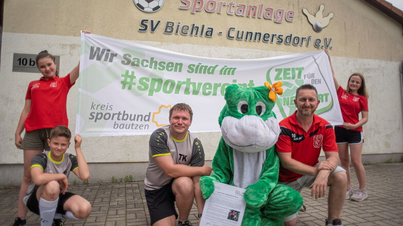 Sie engagieren sich für den Biehlaer Froschlauf und ihren Verein: Lenny, Clara, Thomas Kirschner, Rick Stelzner und Jule (v.l.). Bei einem Wettbewerb gewann der SV Biehla-Cunnersdorf jetzt den ersten Preis.