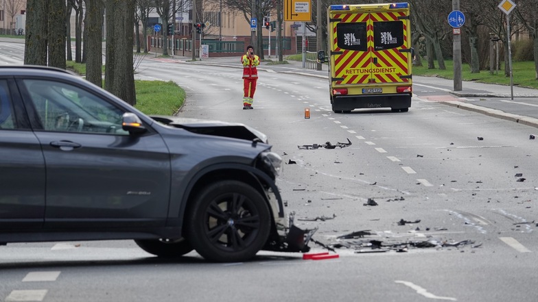 Bei einem Unfall auf der Teplitzer Straße in Dresden sind ein Rettungswagen und ein BMW zusammengestoßen.