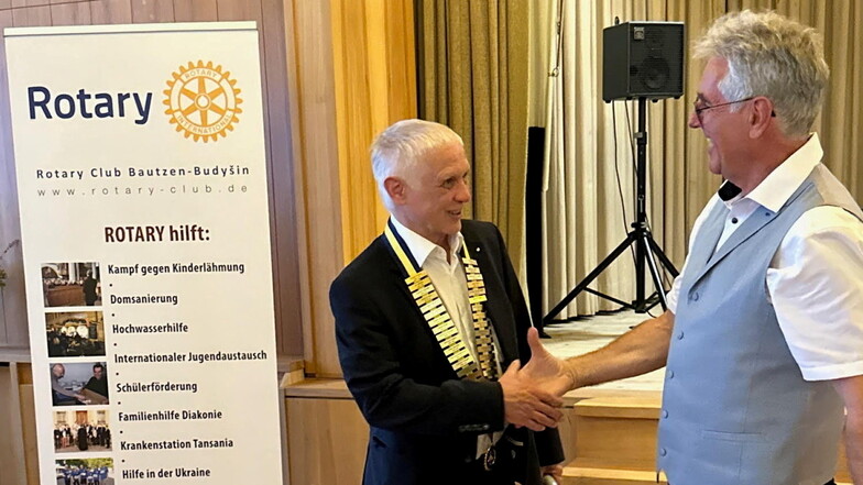 Thomas Raue (r.) hat das Amt als Präsident des Rotary Clubs Bautzen-Budysin an Thomas Bulang übergeben.