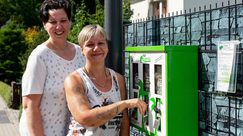 Einmal drehen: Bianca Paßon zeigt, wie einfach es ist, den Automat zu bedienen, den sie mit Katrin Mugele auf der Sedlitzer Straße in Heidenau aufgehängt hat.
