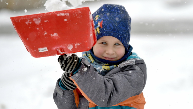 Der kleine Oskar hilft in Löbau seiner Mutter beim Schneeschieben.