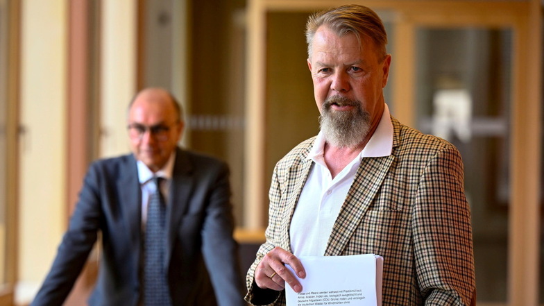 AfD-Sprecher Andreas Harlaß (rechts, mit seinem Verteidiger Joachim Keiler) hat in seiner Berufung am Landgericht Dresden einen Freispruch erzielt. Die Staatsanwaltschaft akzeptiert das Urteil nicht.