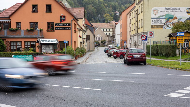 Wenn auf der B172 in Königstein gebaut wird, könnten Autofahrer die Innenstadt als Abkürzung nutzen und auf die Pirnaer Straße (im Bild) und die angrenzende Goethestraße ausweichen. Das soll verhindert werden.