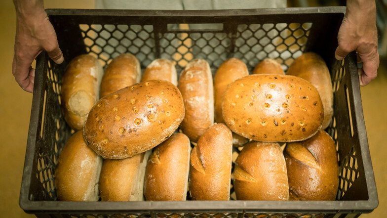 Lebensmittelretter holen überflüssige Waren - zum Beispiel Brot - zu vereinbarten Terminen bei Produzenten und Händlern ab und verteilen sie dann.