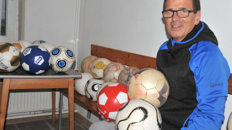 „Herr der Bälle“: Der ehemalige Amtsarzt Christoph Ziesch sortiert die Bälle, die gespendet werden sollen.
