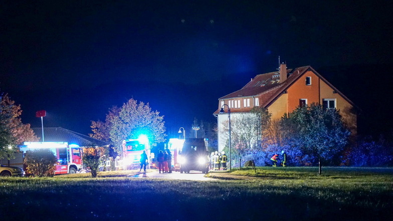 Das Blaulicht der Feuerwehren war weithin zu sehen, nachdem in einem Mehrfamilienhaus am Steinigtwolmsdorfer Valtenbergblick in der  Nacht zum Sonnabend ein Brand ausgebrochen war.