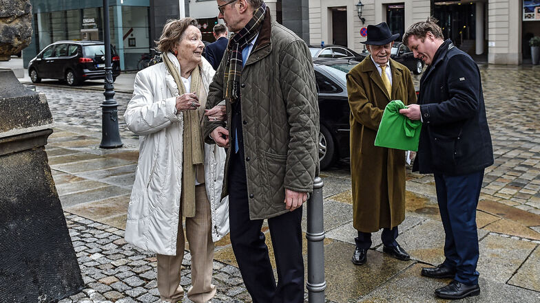 Unter dem ungeduldigen Blick von Ehefrau Ingrid: Großenhains Oberbürgermeister Dr. Sven Mißbach (hinten rechts) nutzte die Gelegenheit und gratulierte dem 90-jährigen Kurt Biedenkopf auf der Straße.