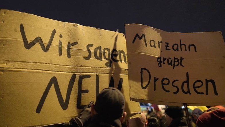 Demonstranten der "Bürgerbewegung Hellersdorf gegen Flüchtlingsunterkünfte" ziehen mit dem Pegidazug mit.