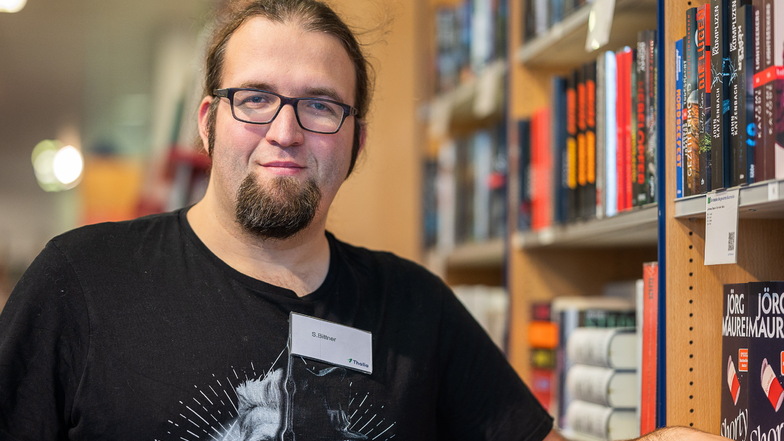 Stefan Bittner darf sich jetzt offiziell Buchhändler nennen - sein Traumjob seit Jugendzeiten.