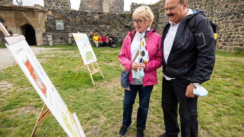 Margit und Norbert Alegoer aus Bochum machen Urlaub in Neustadt und erkunden die Sächsische Schweiz, so auch die Burg Stolpen.