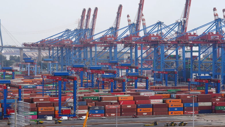 Container stehen auf dem Container Terminal Burchardkai im Hamburger Hafen.