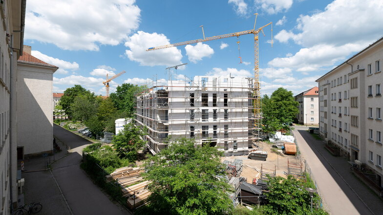 Das erste von fünf Gebäuden wird derzeit im Innenhof an der Seidnitzer Straße hochgezogen. Im Sommer 2022 sollen alle 130 Wohnungen fertig sein.